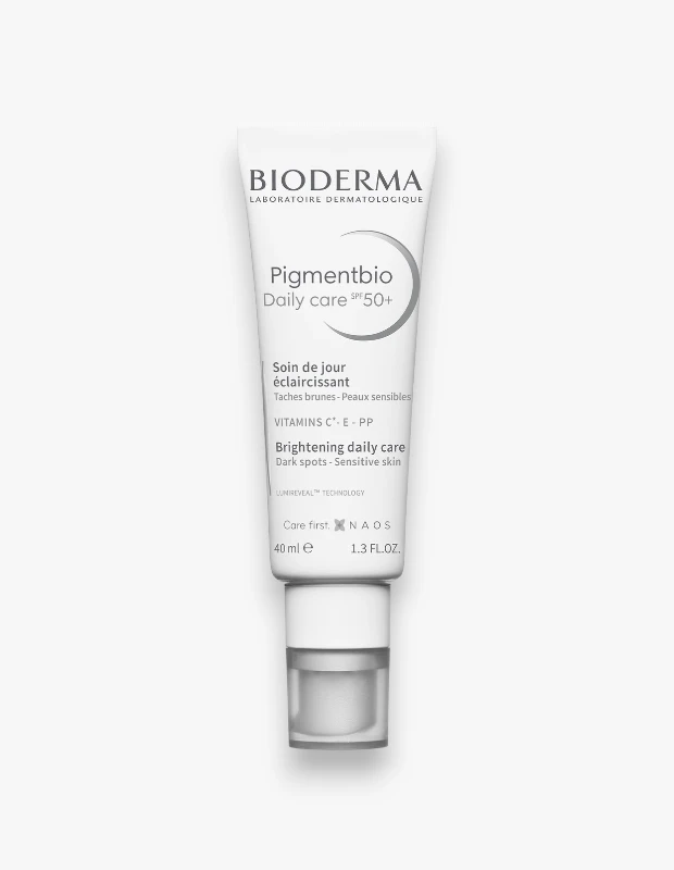 Bioderma Pigmentbio Daily Care SPF50+ yazılı, leke karşıtı ve aydınlatıcı etkili günlük bakım kremi tüpü, alt kısmında entegre pompa dispenseri ile beyaz bir zeminde dikey olarak konumlandırılmış.