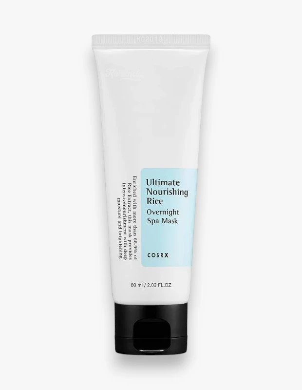 Beyaz arka plan üzerinde siyah kapaklı, üzerinde Ultimate Nourishing Rice Overnight Spa Mask yazan 60 ml'lik beyaz Cosrx tüpü, ,9'dan fazla pirinç özü ile yoğun beslenme ve derin nemlendirme sağladığını belirtiyor.
