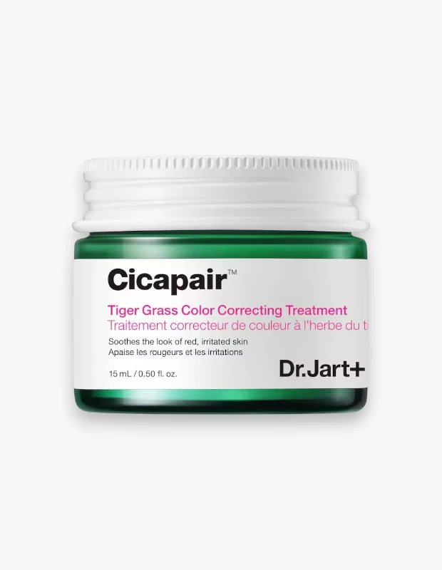 Beyaz vidalı kapaklı, küçük, yeşil cam kavanozda, Dr.Jart+ Cicapair markasının kızarık ve tahriş olmuş cildi yatıştıran Tiger Grass Color Correcting Treatment renk düzeltici bakım kremi, ürün etiketi üzerindeki tüm detaylarıyla birlikte gösteriliyor.