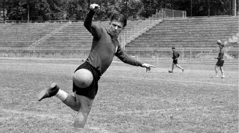 Macar futbol efsanesi Ferenc Puskas’ın antrenman sırasında çekilmiş siyah beyaz fotoğrafı