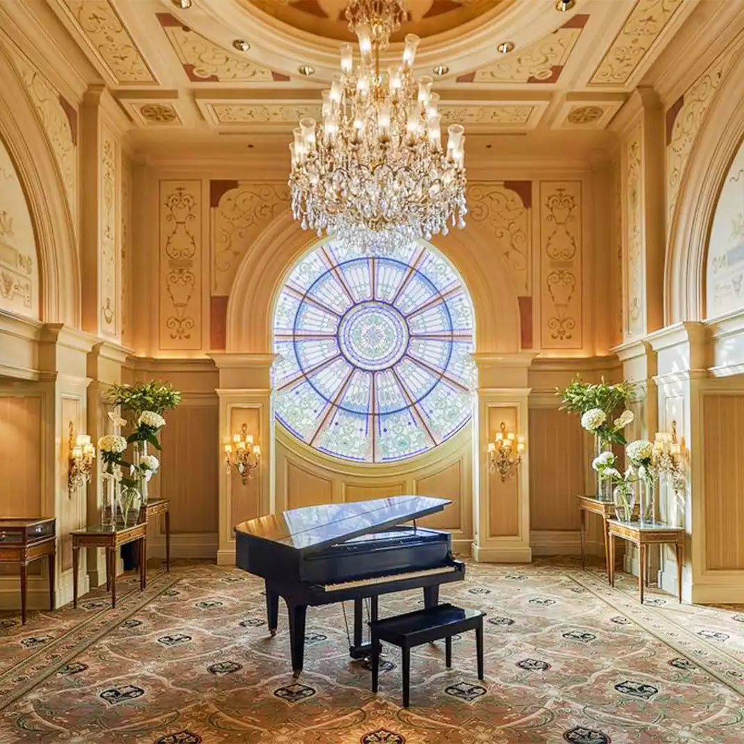 Four Seasons Hotel Cairo at the First Residence iç mekan piyano alanından bir görüntü.