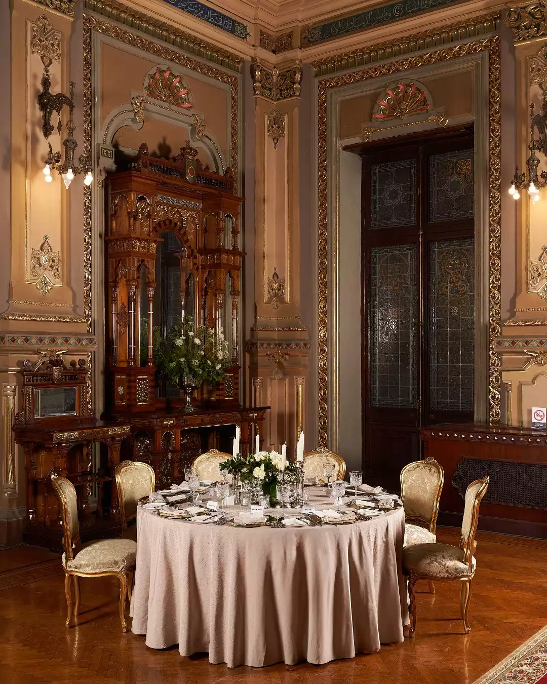 Four Seasons Hotel Cairo at Nile Plaza restoran içi görüntüsü