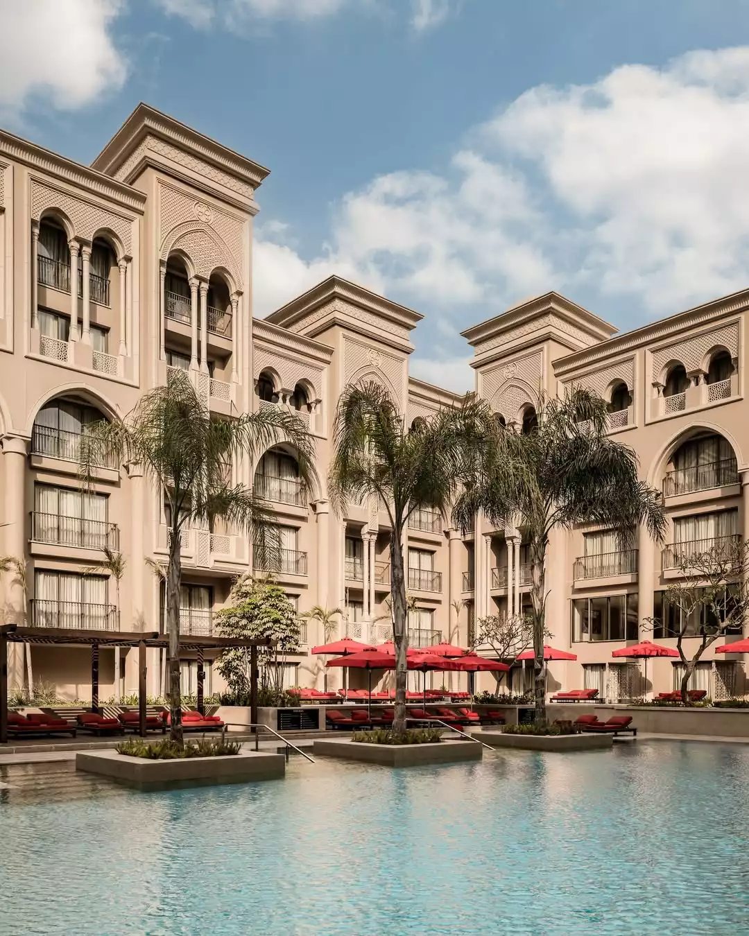 Giza Palace Hotel & Spa otelinin girişindeki havuz ve dış cephe görüntüsü