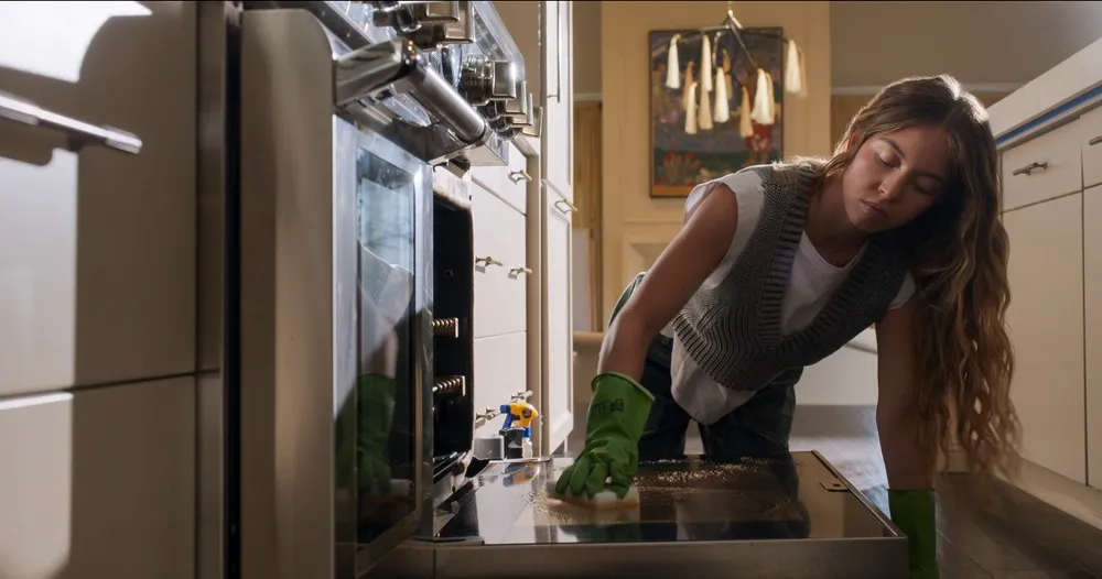 Psikolojik Gerilim Tutkunlarının 2026 Takvimine Eklediği Film: The Housemaid