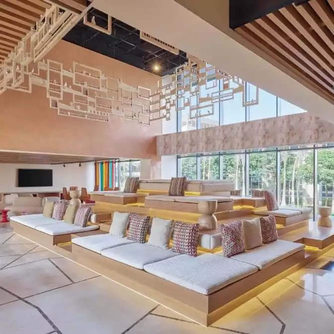 Hyatt Centric Cairo West otelinin bekleme bölümünden bir görüntü.