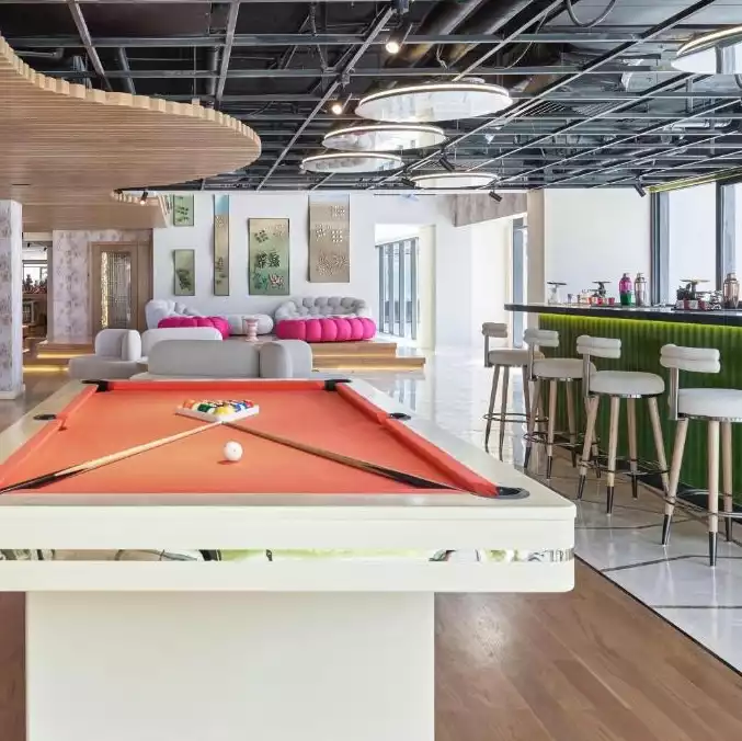 Hyatt Centric Cairo West'in oyun salonundan bilardo masasını gösteren bir görüntü.