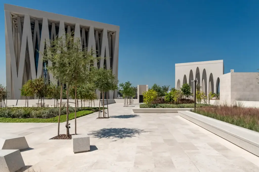 Turkuaz Sular ve Altın Kumullar Arasında: Abu Dabi’de Gezilecek Yerler