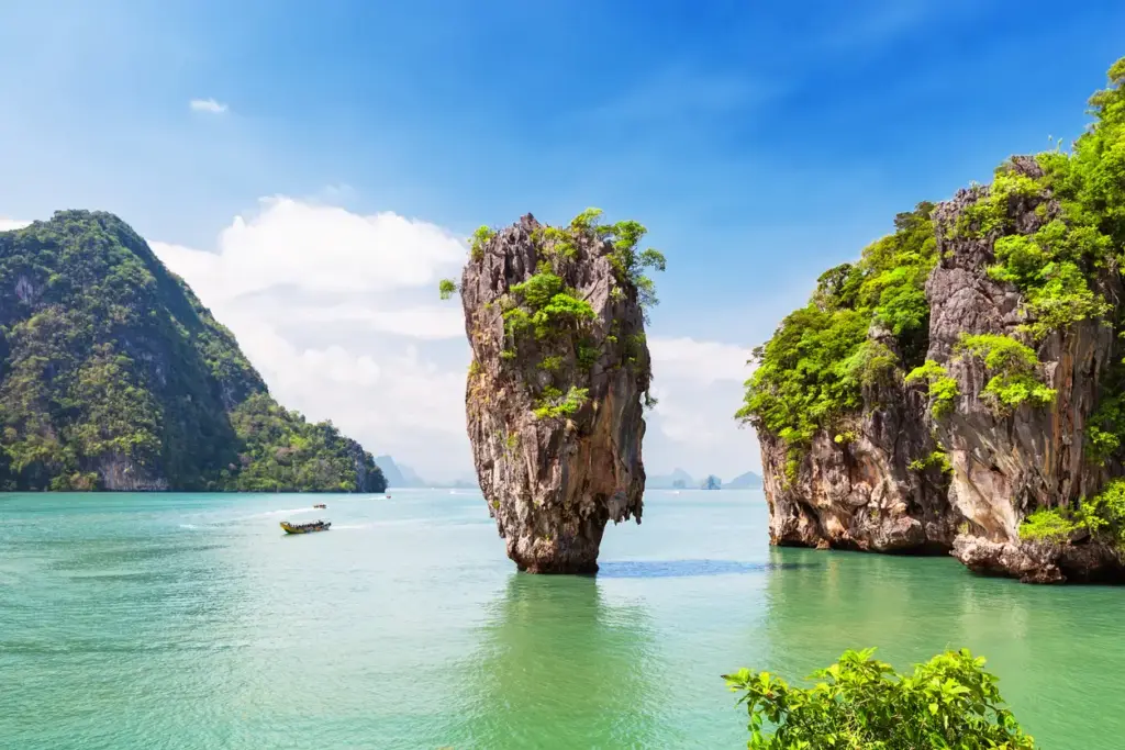Phuket’te gezilecek yerler listesindeki ikonik noktalardan biri olan James Bond Adası, turkuaz sularla çevrili, tepesi yemyeşil bitki örtüsüyle kaplı, denizin ortasında yükselen sivri kireçtaşı kayalıklarıyla muhteşem bir doğa harikası sunuyor.