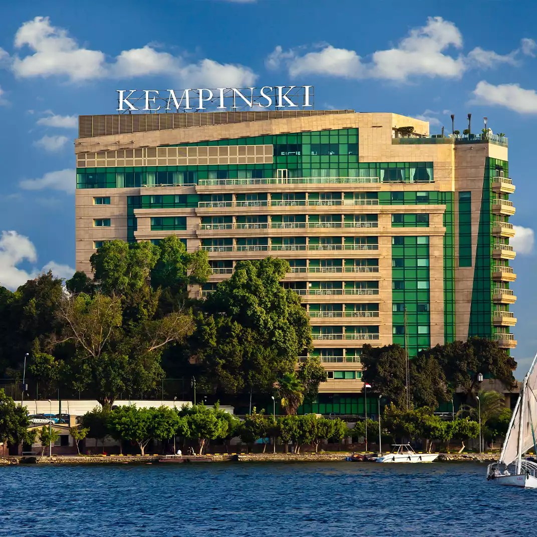 Kempinski Nile Hotel Garden City'nin uzaktan çekilmiş manzaralı dış cephesi.