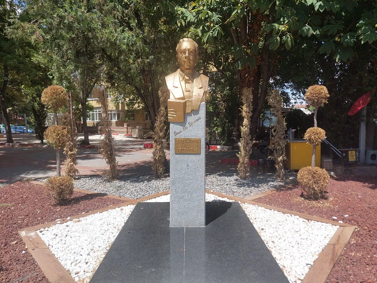 Sabahattin Ali adına Kırklareli’de yapılan anıt büstten bir görünüm.