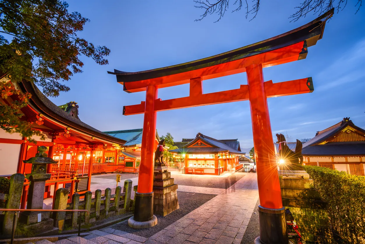 Kyoto’daki Fushimi Inari Taisha Shrine'ında torii kapıları arasından manzara.