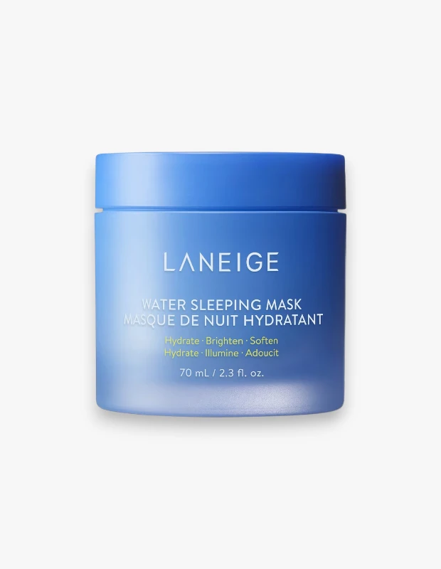 Görselde, nemlendirme ve cilt yenileme odaklı bir gece maskesi olan Laneige Water Sleeping Mask ürününün, parlak mavi kapağı ve koyu maviden şeffaf buzlu bir görünüme doğru degrade olan 70 ml'lik cam kavanozu beyaz bir zeminde dikkat çekiyor.