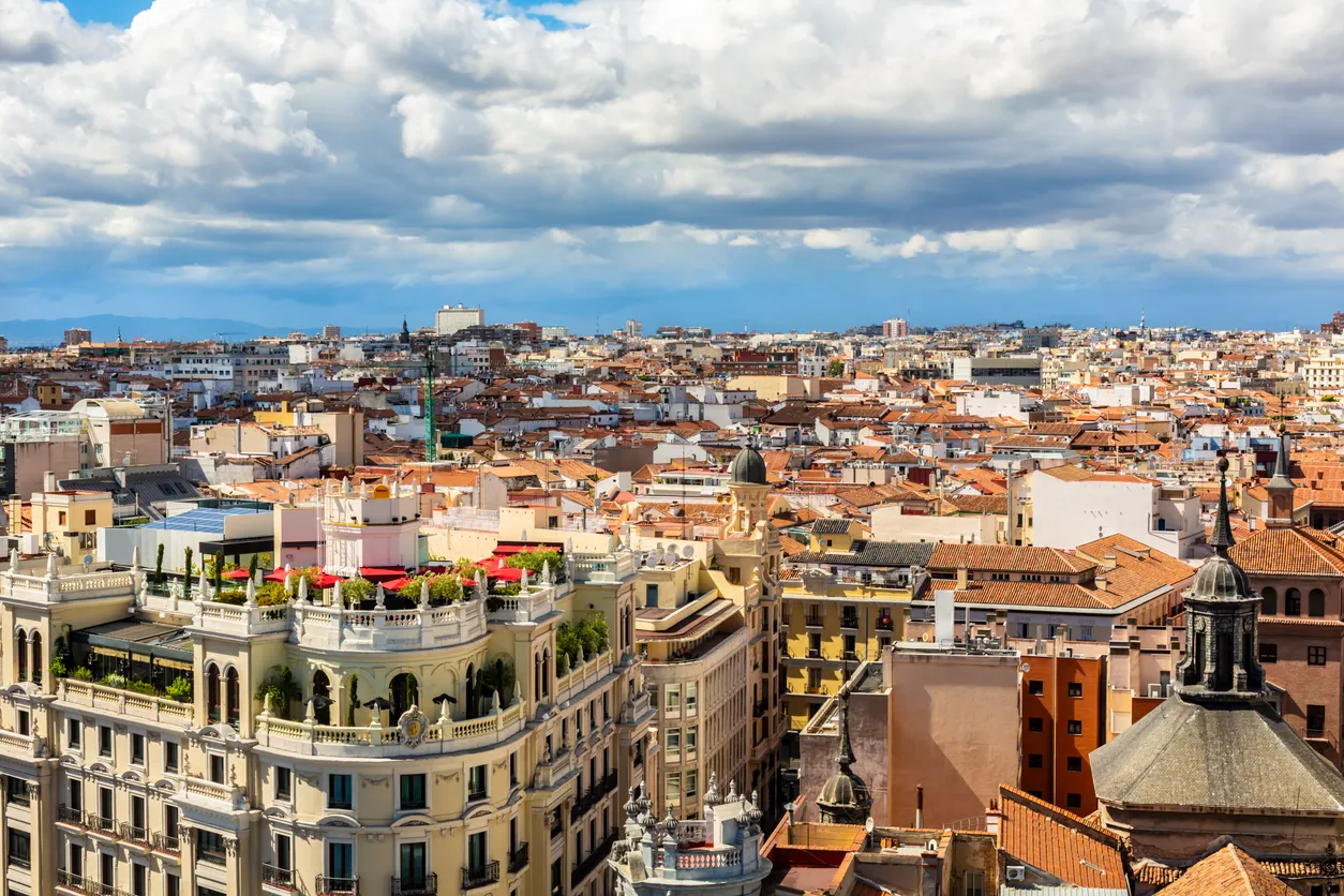 Madrid şehir merkezinin çatıdan panoramik görünümü