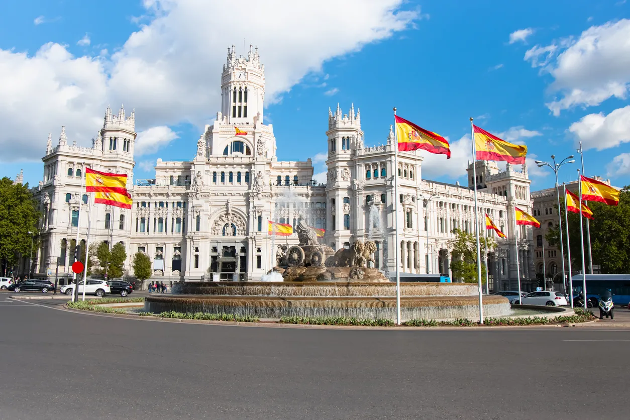 Cibeles Çeşmesi (Fuente de Cibeles), Madrid’in en simgesel meydanlarından Plaza de Cibeles’te yer alıyor.