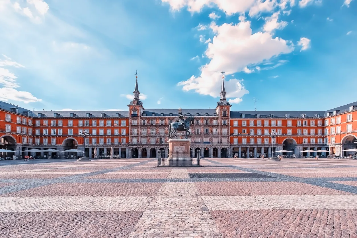 Madrid’deki Plaza Mayor meydanında kemerli tarihi binaların çevrelediği geniş açık alan