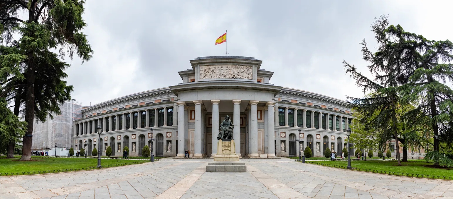 Madrid’de bulunan Prado Müzesi’nin dış cephesi, klasik mimarisi ve önündeki geniş açık alanın görünümü