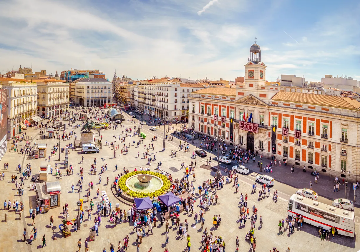 Madrid’in Puerta del Sol Meydanı’nda yer alan tarihi meydan, kalabalık yaya alanı ve Madrid Özerk Topluluğu Başkanlığı binasının cepheden görünümü