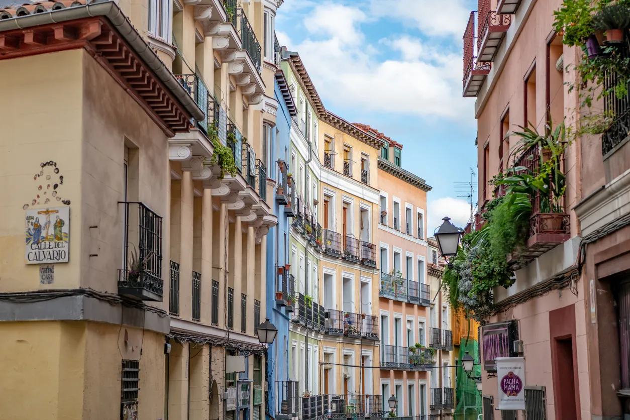 Madrid’in Malasana Mahallesi’nde yer alan tarihi sokakta pastel tonlarda boyanmış, geleneksel apartman cepheleri ve balkonlu binalar