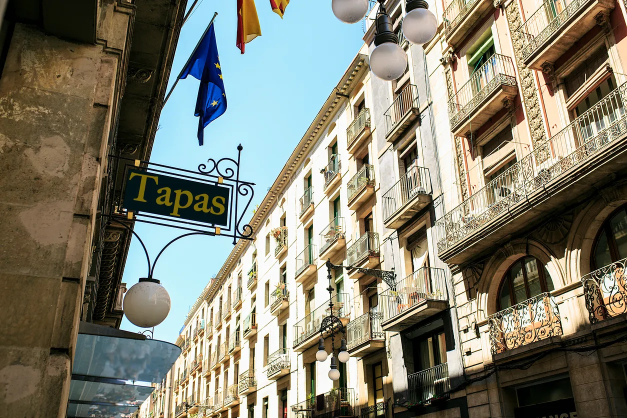 Madrid şehir merkezinde tapas barlarıyla dolu geleneksel bir sokak