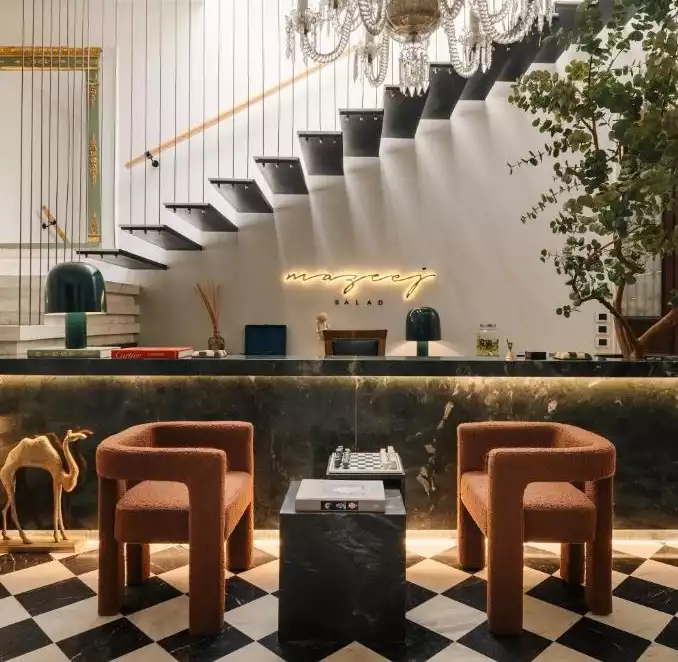 Mazeej Balad Boutique Hotel'in resepsiyonu ve iç giriş kısmı