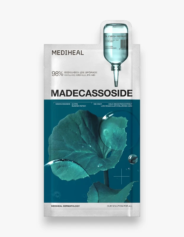 Beyaz ve teal renkli Mediheal Madecassoside Esansiyel Maske paketi, üzerinde su damlacıkları bulunan büyük bir yeşil yaprak deseniyle dikkat çekiyor ve Madecassoside içeriğiyle sivilce onarımı ve leke giderme vaadini, üst kısmındaki ayrı onarım ampulü blisteriyle görsel olarak pekiştiriyor.