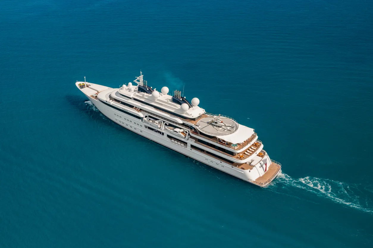 Fransa’nın Antibes kentindeki Port Vauban’dan ayrılan 124 metrelik Katara süper yatının drone çekimi