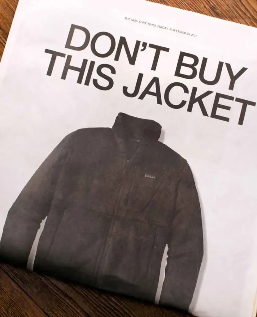 Patagonia’nın “Don’t Buy This Jacket” kampanyasını gösteren, sürdürülebilir tüketimi teşvik eden gazete ilanı görseli.