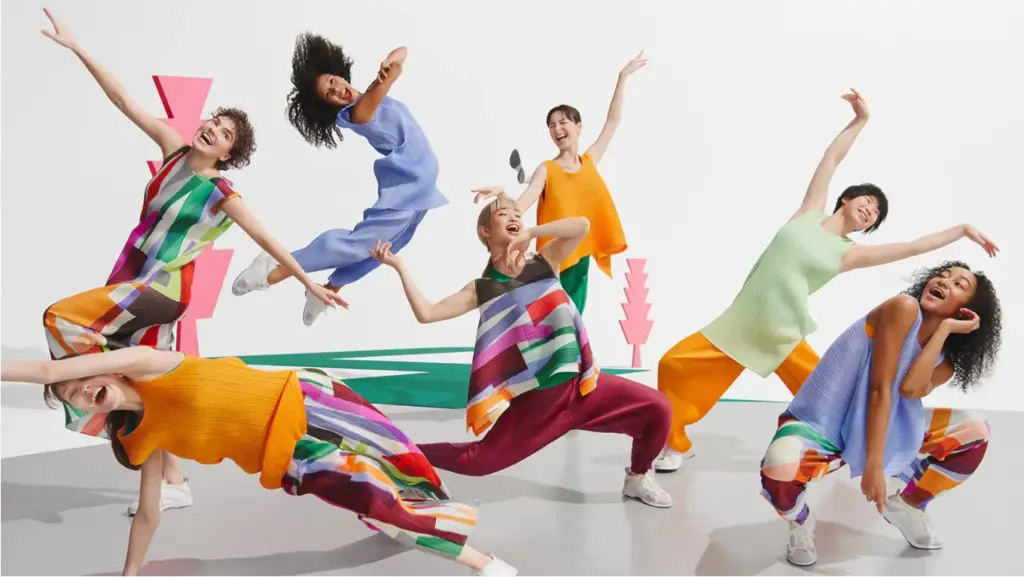 Issey Miyake tasarımlarını giyen modellerin renkli, enerjik ve hareket dolu pozlarla sergilendiği canlı moda kampanya çekimi.