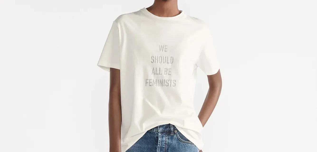 Dior’un ikonik “We Should All Be Feminists” sloganlı beyaz tişörtünü giyen modelin minimalist ürün çekimi.