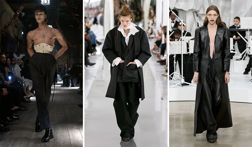 Maison Margiela’nın androjen silüetleri vurgulayan defile sahnesinde, üç farklı modelin maskülen–feminen çizgileri birleştiren tasarımlarla podyumda yürüdüğü modern moda görüntüsü.