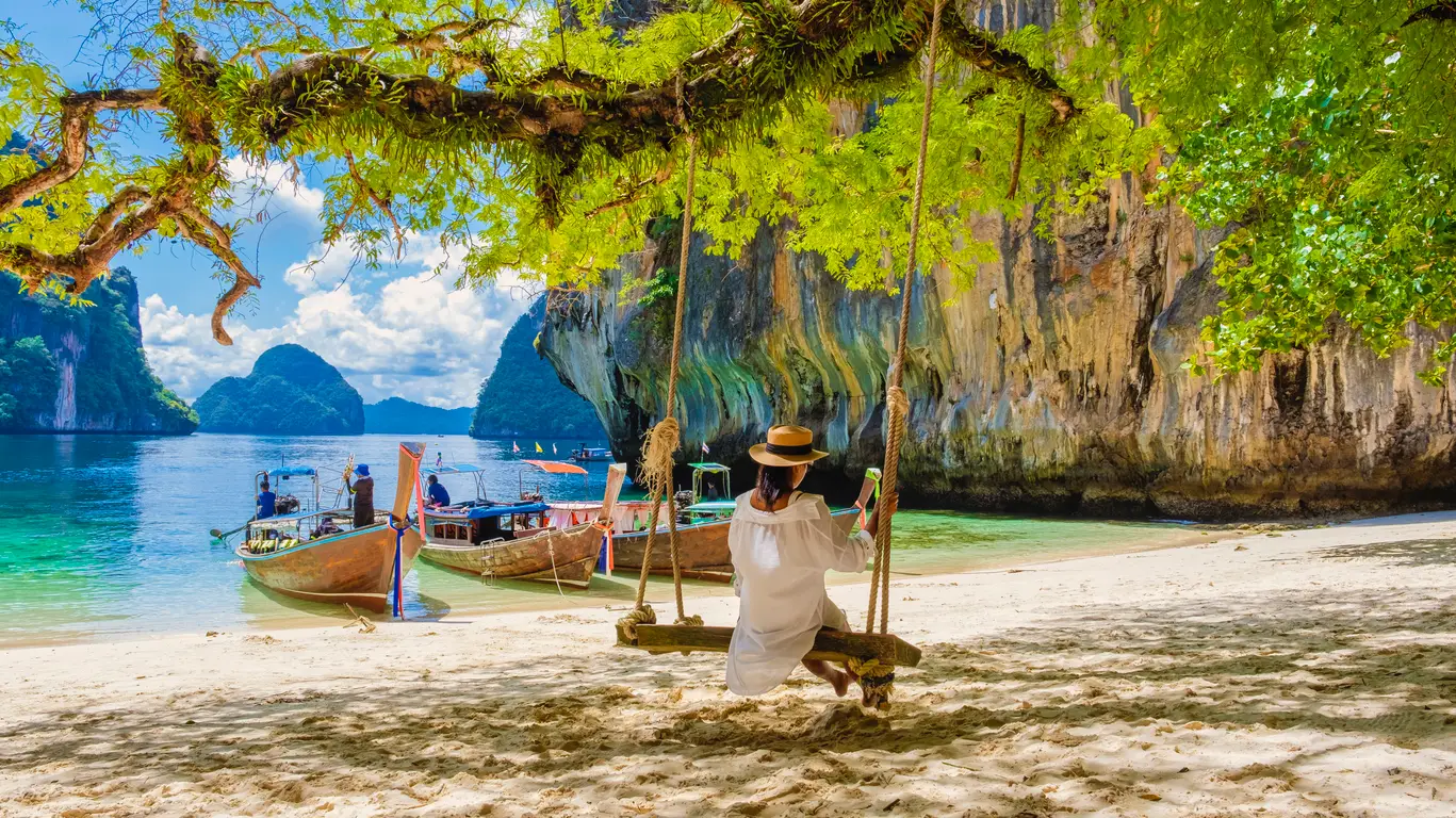 Mistik Tapınaklardan Turkuaz Kıyılara: Phuket'te Gezilecek Yerler