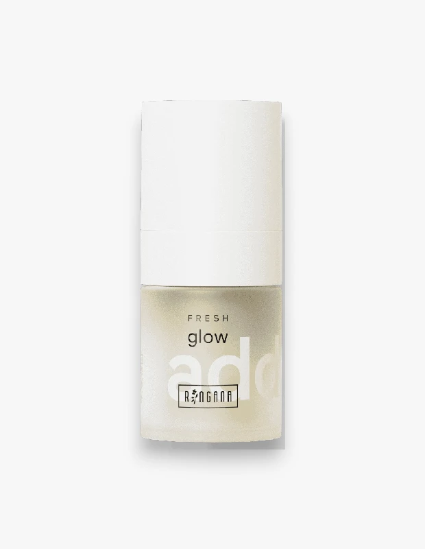 Bir masa üzerinde dik duran, hafif yarı saydam buzlu cam şişede, beyaz bir kapağa sahip, içerisinde açık renkli bir serum veya losyon olduğu belli olan Ringana Fresh Glow ürünü, cilde taze ve ışıltılı bir görünüm katma vaadiyle dikkat çekiyor.