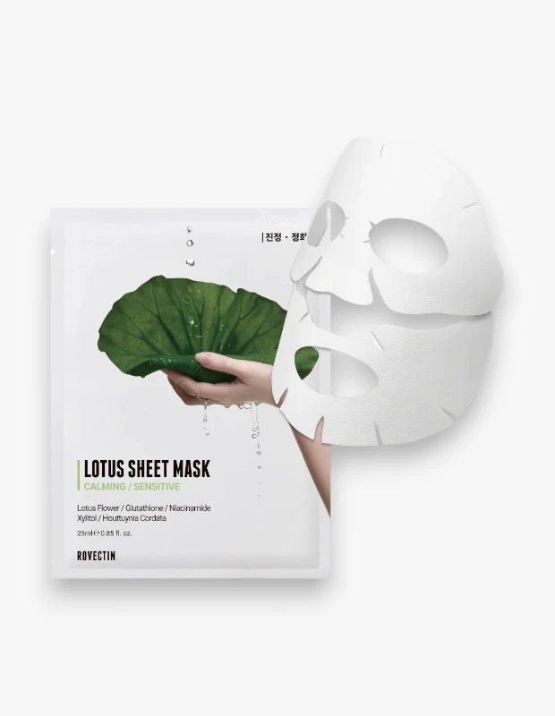 Beyaz bir arka planda Rovectin Calming Lotus Sheet Mask ürün paketi ve paketten kısmen çıkmış beyaz bir yüz maskesi görünüyor; paketin ön yüzünde, su damlacıklarıyla yeşil bir nilüfer yaprağını tutan bir elin görseli yer alıyor ve bu Rovectin Calming Lotus Sheet Mask, cildin hasarına karşı koruyucu ve nem hapsedici bir etki sunuyor.