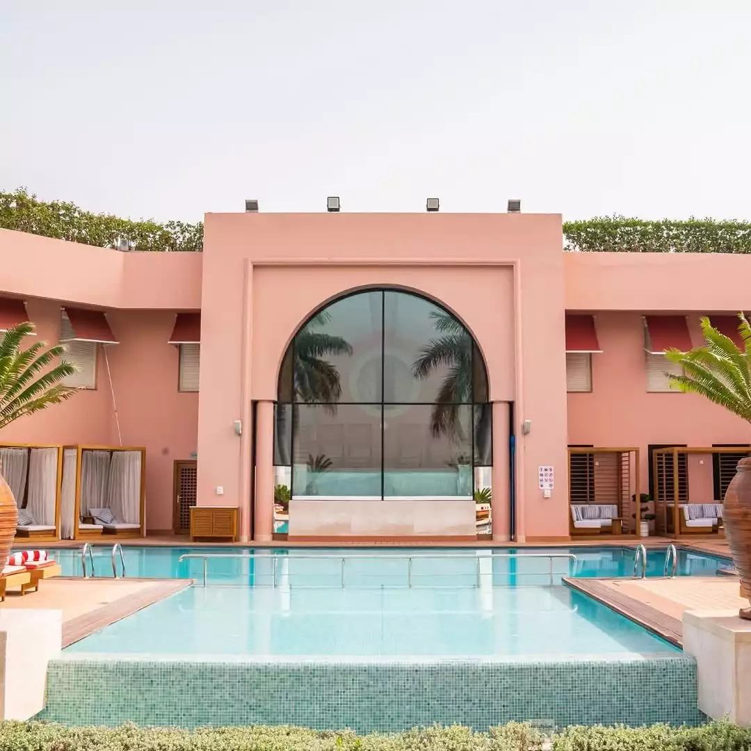 Sofitel Cairo Nile El Gezirah otelinin dış cephe görüntüsü ve havuzu