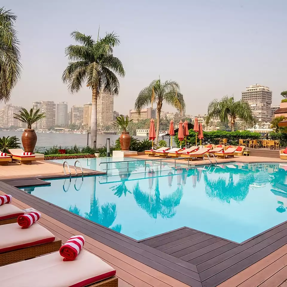 Sofitel Cairo Nile El Gezirah otelinin havuzu ve şezlongları.
