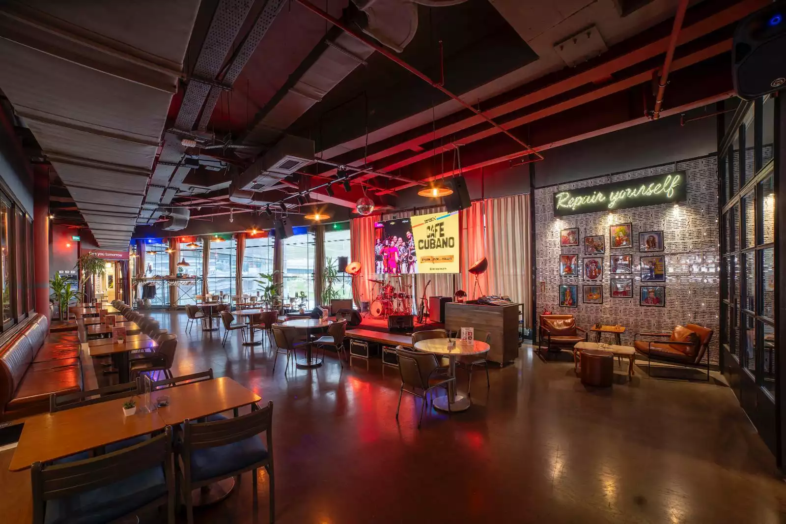 İstanbul’un: Oggusto İstanbul'un En İyi Hamburgercileri seçkisinden endüstriyel tasarımlı modern restoran iç mekanı. Duvarda 