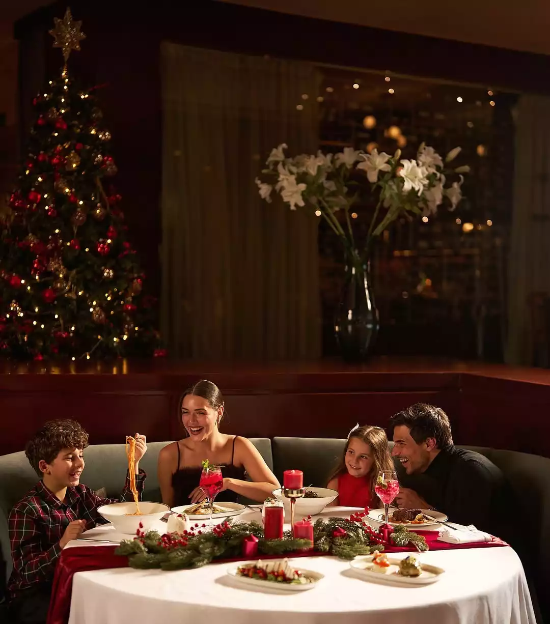The Nile Ritz-Carlton, Cairo otelinin restoran bölümünde yemek yiyen bir aile.