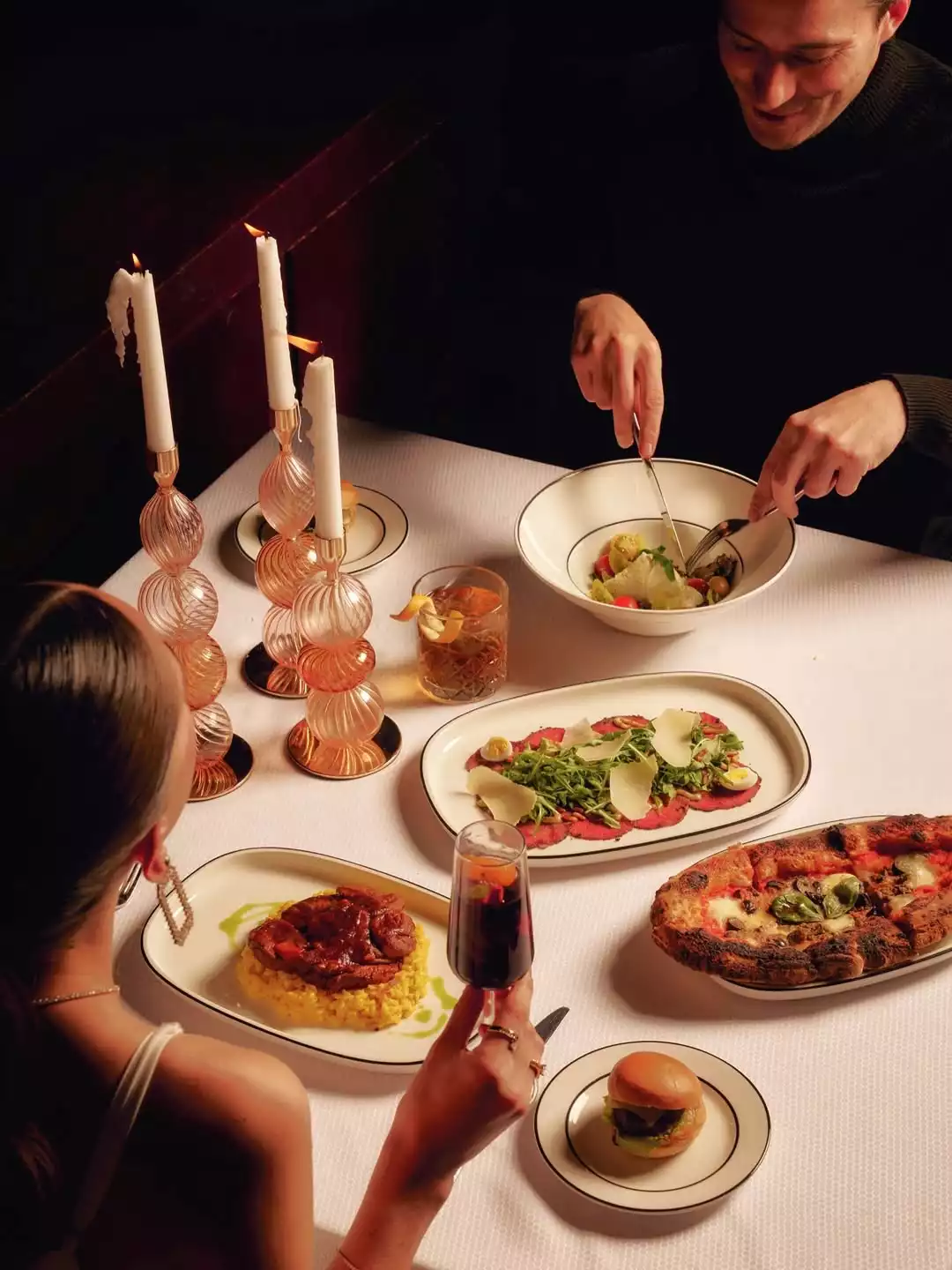 The Nile Ritz-Carlton, Cairo otelinin restoranında yemek yiyen bir çift.