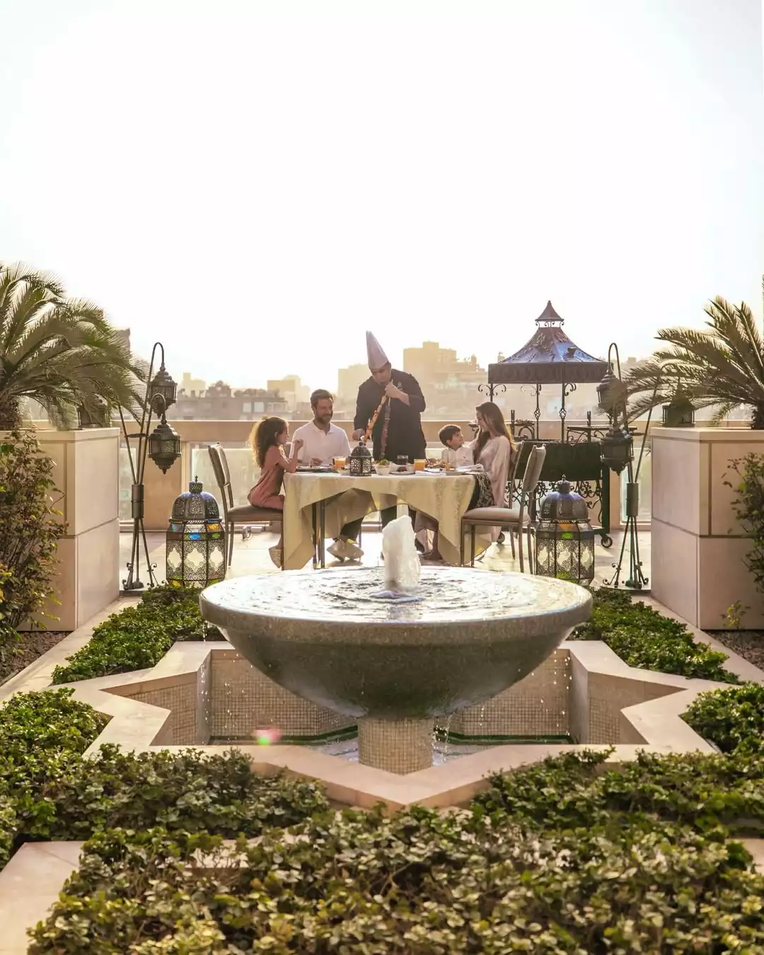 The St. Regis Cairo otelinin bahçesinden bir görüntü