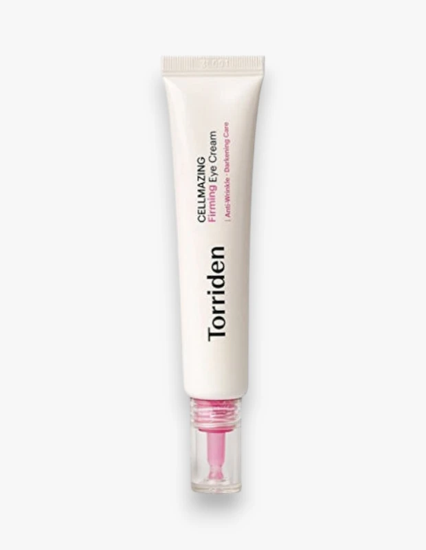 Torriden markasına ait, üzerinde büyük siyah harflerle CELLMAZING Firming Eye Cream yazan, kırışıklık karşıtı ve koyu halka bakımı sağladığı belirtilen, pembe rollerball aplikatörlü beyaz tüpteki göz kremi, cilt bakımı rutininin önemli bir parçası olarak görülüyor.