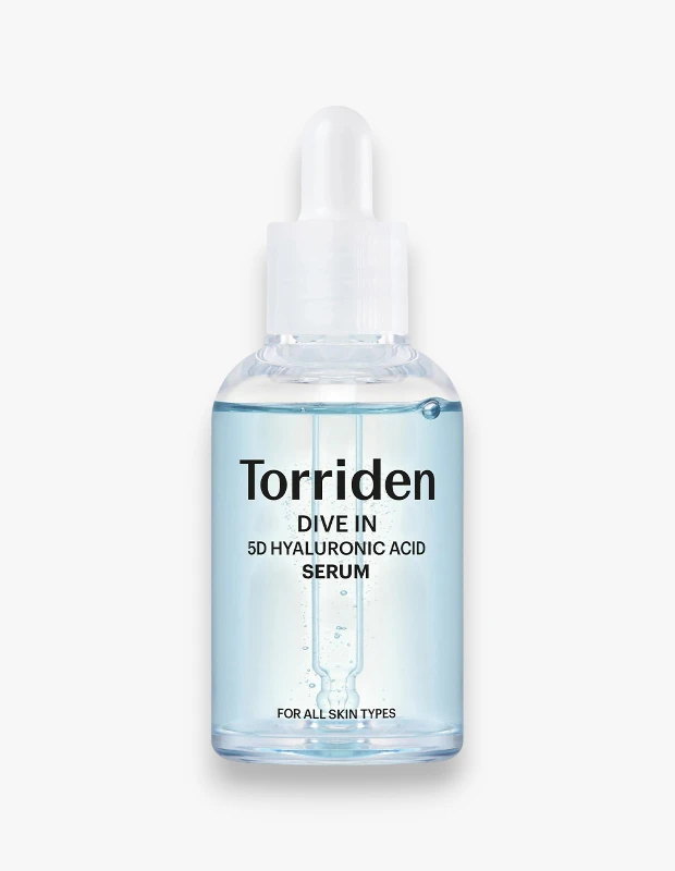 Torriden markasının DIVE IN 5D HYALURONIC ACID SERUM adlı nemlendirici etkili ürünü, şeffaf damlalıklı şişesinde berrak açık mavi renkteki serumu ve damlalığıyla cildin derinlemesine nemlenmesini vurgulayan bir şekilde sergileniyor.