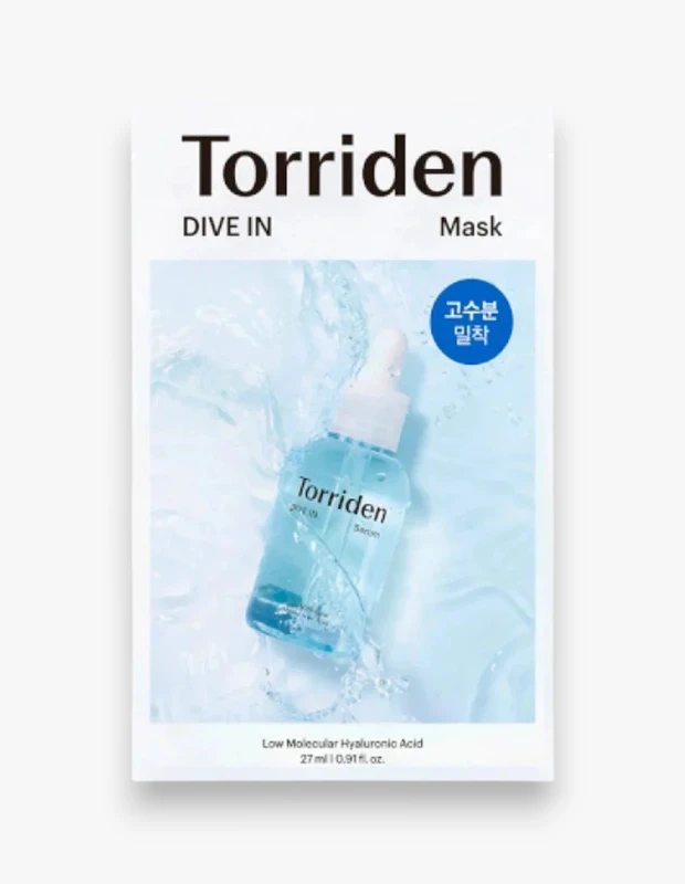 Beyaz Torriden Dive In Mask ambalajı, su sıçramalarının ortasında yüzen mavi bir serum şişesiyle, 'Low Molecular Hyaluronic Acid' ibaresiyle ürünün cilde derin nemlendirme ve yoğun bakım sunduğunu vurguluyor.