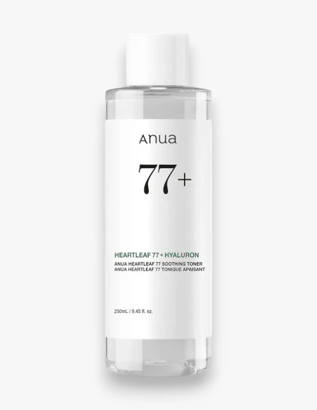 Aydınlık beyaz bir arka plan üzerinde duran, şeffaf şişeli ve beyaz kapaklı Anua Heartleaf 77 Soothing Toner ürünü, üzerinde 77+ Hyaluron ibaresi ve 250 ml hacmi yazılı beyaz etiketiyle net bir şekilde görülüyor.