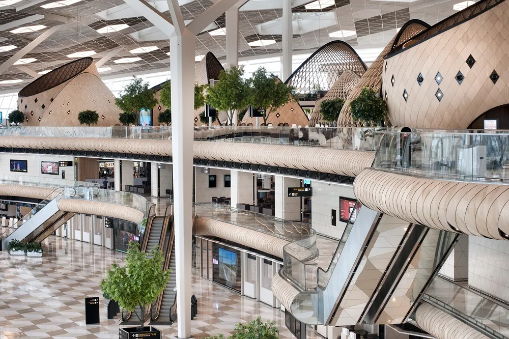 Heydar Aliyev International Airport Terminal tasarımında insan odaklı mekan kurgusu.