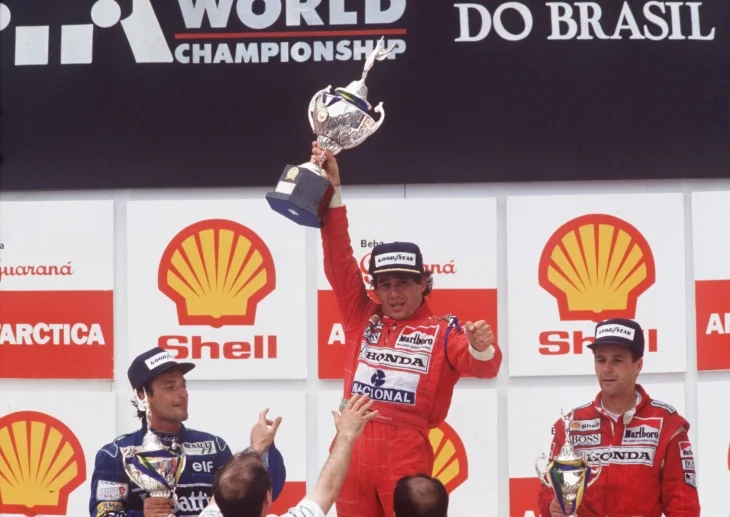 1991 Brezilya GP Ayrton Senna'nın podyumda zafer kutlaması, kupa kaldırışı