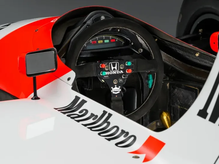Ayrton Senna'nın McLaren MP4/6 aracının direksiyonu, stüdyo fotoğrafı