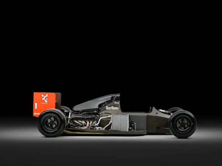 Ayrton Senna'nın 1991'de kullandığı açık artırmaya çıkan McLaren MP4/6 Formula 1 aracının stüdyoda karbon fiber şasi görüntüsü