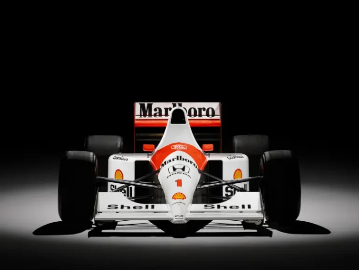 Ayrton Senna'nın 1991'de kullandığı açık artırmaya çıkan McLaren MP4/6 Formula 1 aracının stüdyo ortamında önden görüntüsü