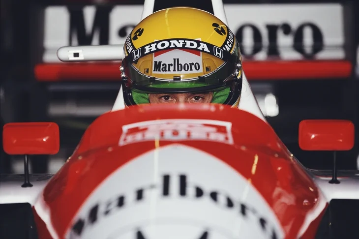 Ayrton Senna McLaren MP4/6'nın direksiyonunda önden çekilmiş göz detay görüntüsü 