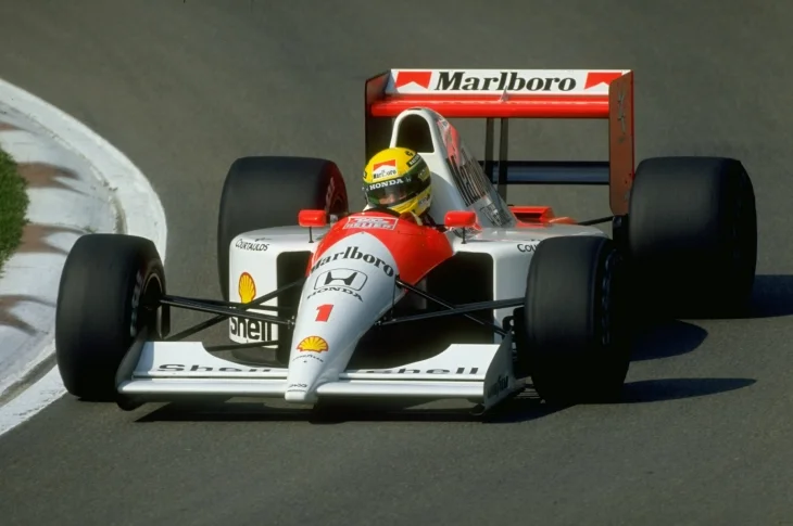 Ayrton Senna McLaren MP4/6 ile Brezilya GP'de yarışıyor, gündüz vakti, formula 1 aracının önden görüntüsü
